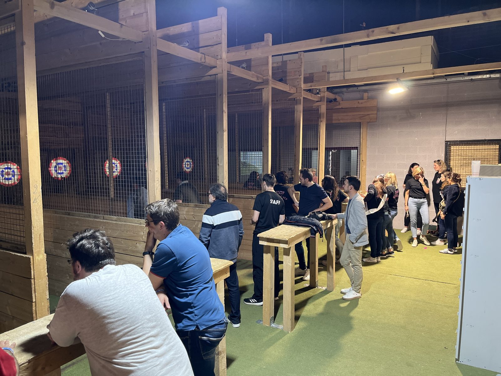 Une piste de lancer de hache avec plusieurs cibles chez Team Square
