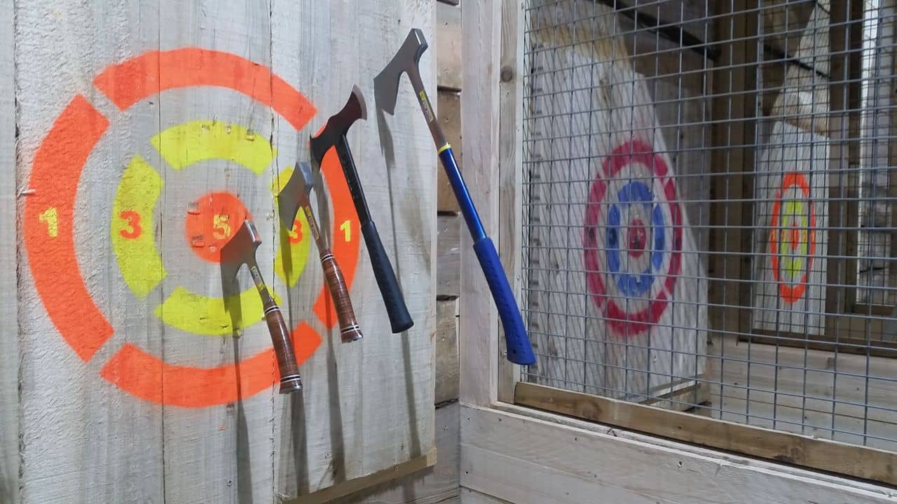 Lancer de hache dans les Hauts-de-France entre collègues : team building et cohésion